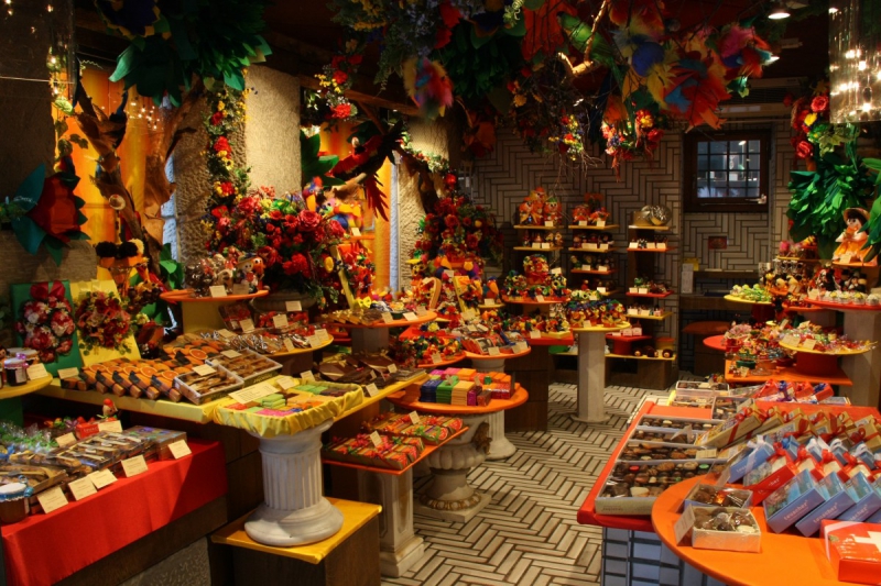 ecommerce-PUGET VILLE-min_candy_store_chocolate_shop_chocolate_switzerland-393515